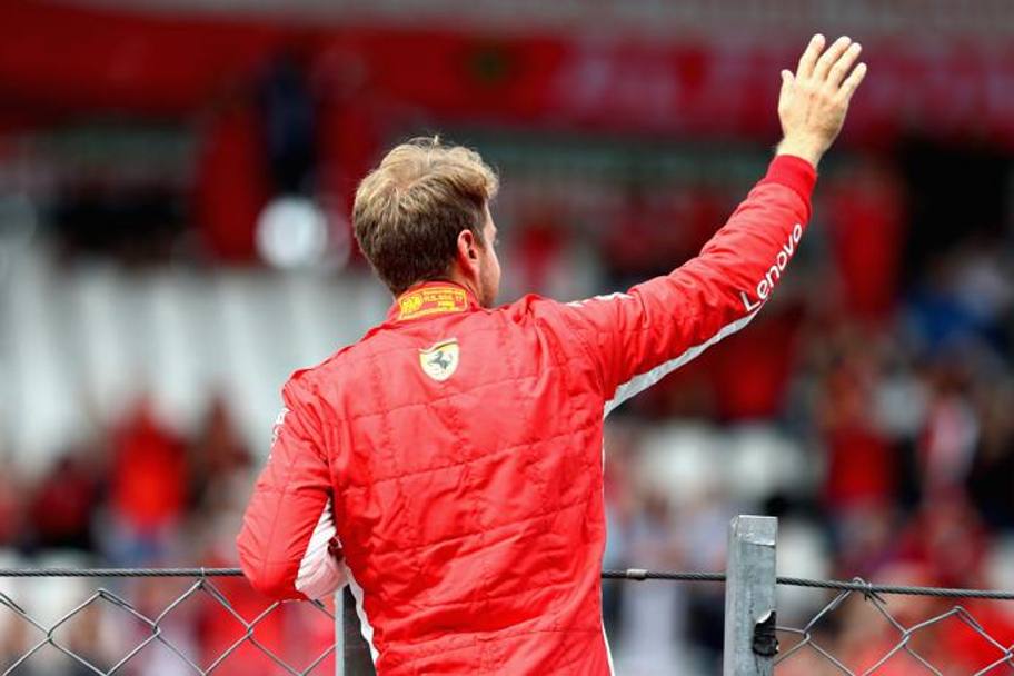 Sebastian Vettel ringrazia il popolo ferrarista. Getty